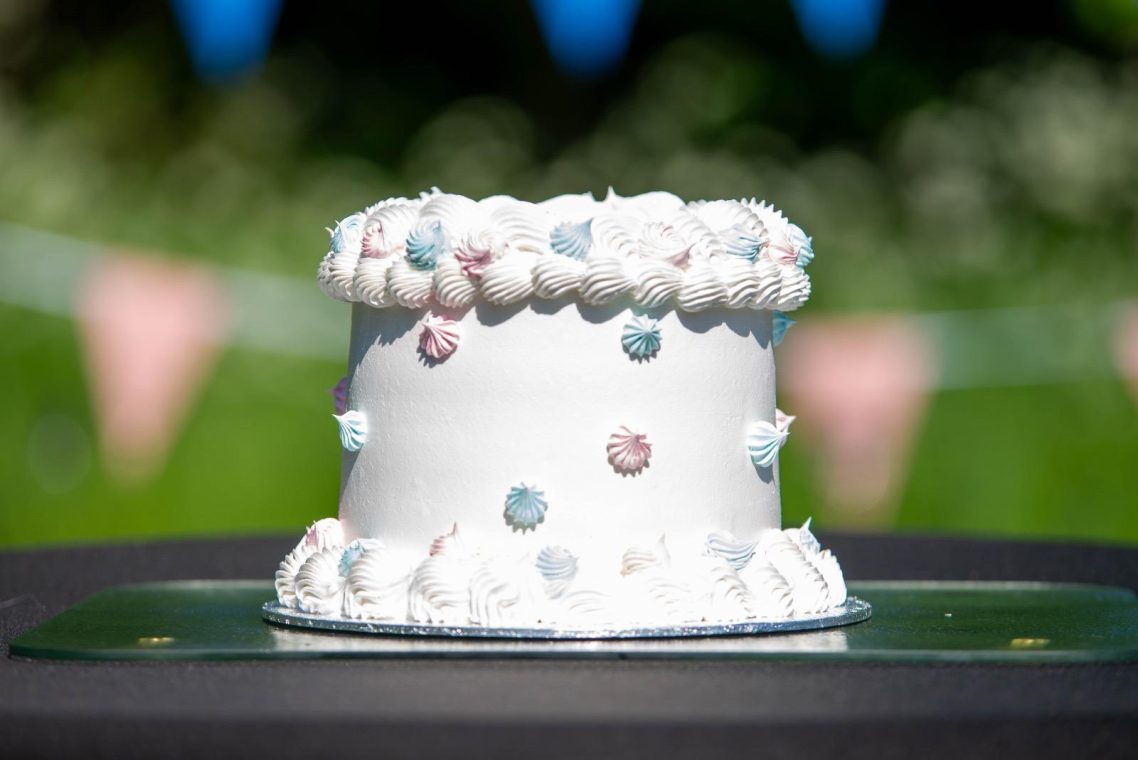Fotografie taart gender reveal feest buiten