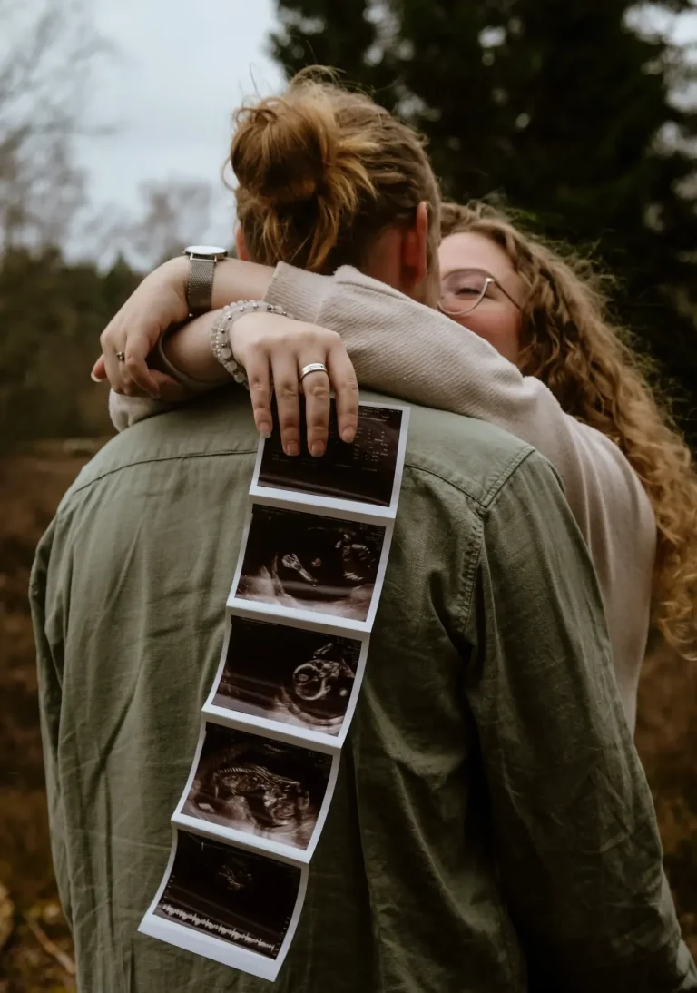 Zwangerschap shoot fotografie announcement koppel buiten